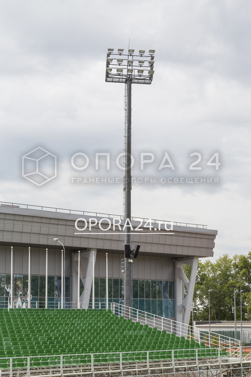 На фото изображена рама мачты, которая используется для освещения стадиона. Установка большого числа прожекторов позволяет добиться равномерного освещения площадки.