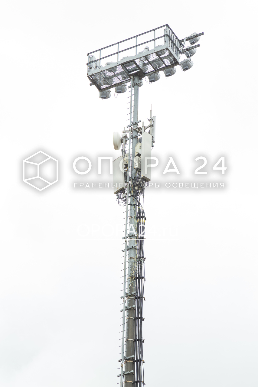 На фото изображена мачта с антеннами сотовой связи. Высота в 40 метров позволяет размещать на ней оборудование для ретрансляции радиосигнала в местности со сложным рельефом.
