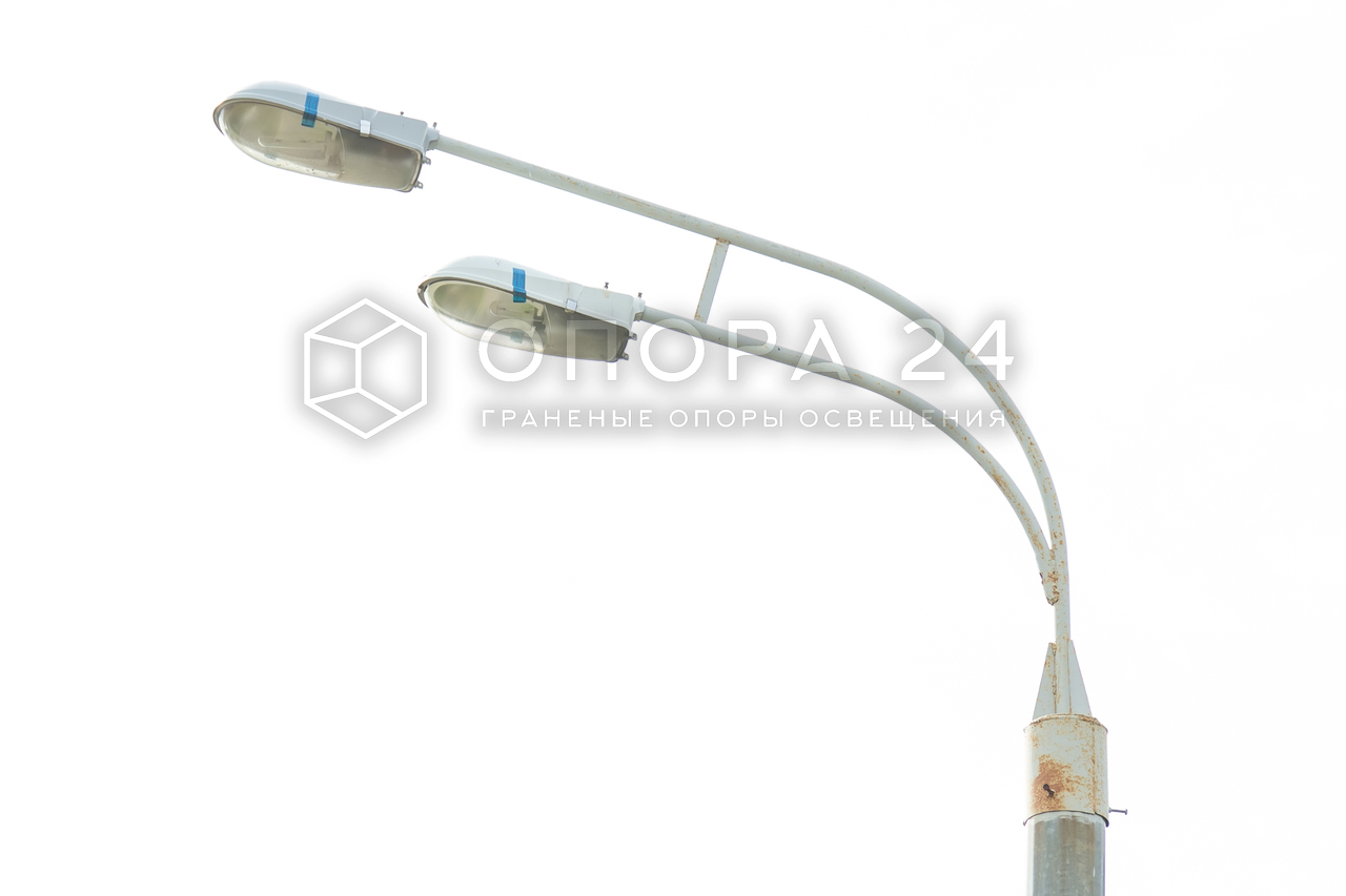 Кронштейн под консольные светильники — типовое решение для силовых граненых опор. В примере на фото на рожках закреплены световые приборы с газоразрядными лампами.